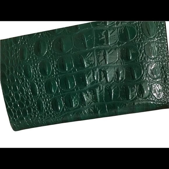 ANNE KLEIN Wristlet/Clutch Crocodile Green Gold Trim Size 7” x 4.5” - Picture 6 of 6